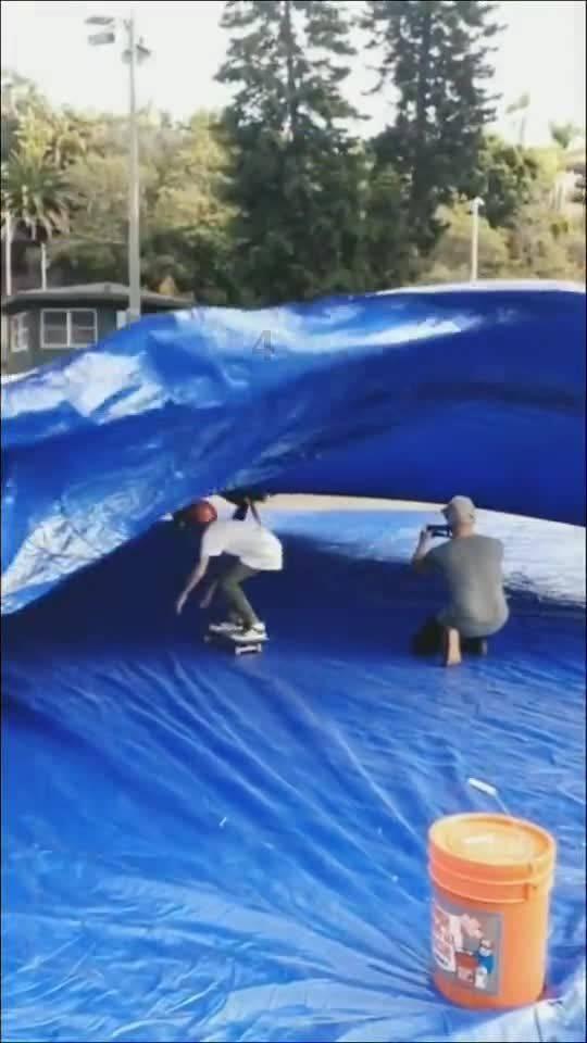 救援秀气的男孩